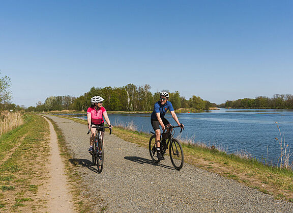 Radfaherer in der freien Natur auf einem Radweg 